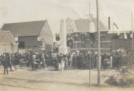 Inauguration du monument aux morts - 25 août 1925 - Archives JM Caudemont