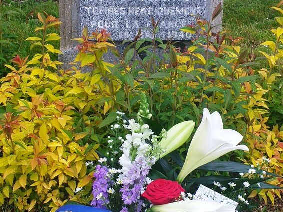 Commémoration du 19 mai 1940 - Flesquières - la gerbe devant la stèle commémorative